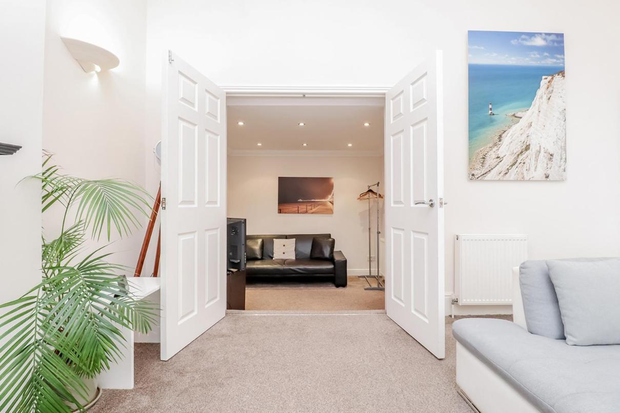 3 Queens Gardens Sea View Apartment Eastbourne Exteriör bild
