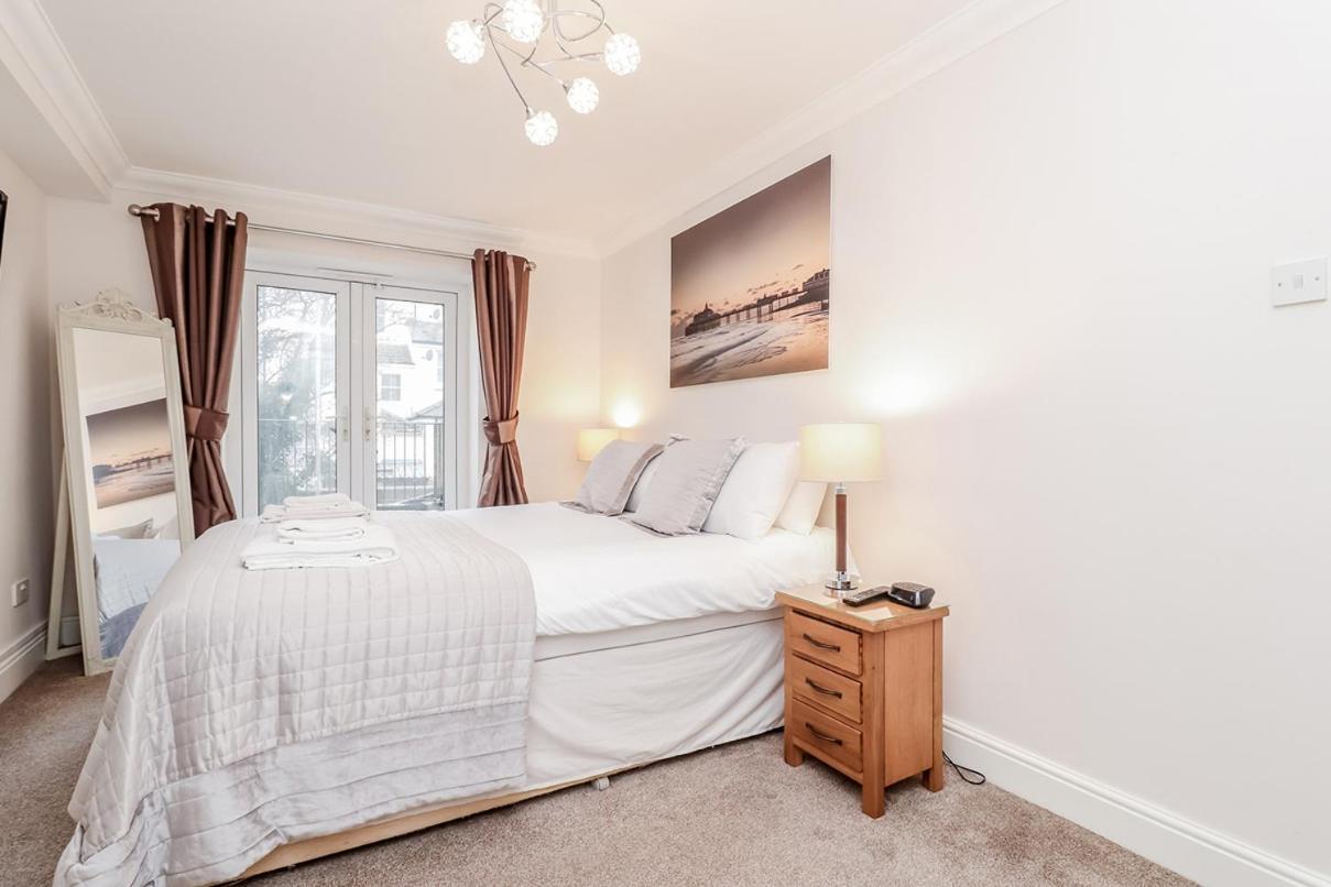 3 Queens Gardens Sea View Apartment Eastbourne Exteriör bild