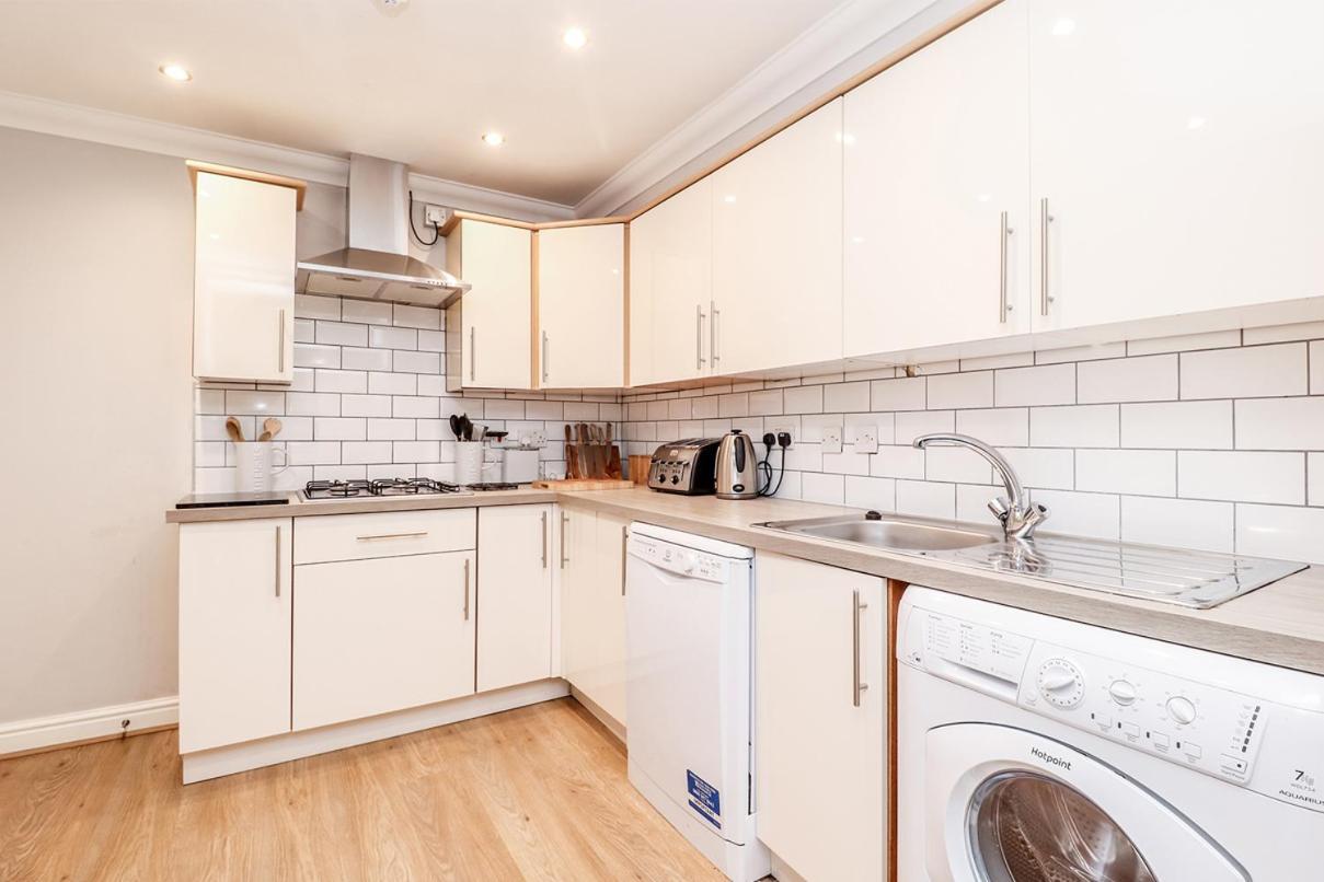 3 Queens Gardens Sea View Apartment Eastbourne Exteriör bild